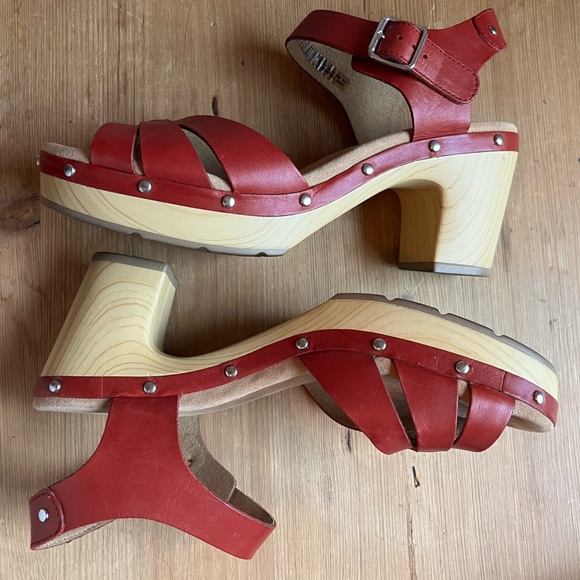Clarks Red Ledella Trail studded clogs shoes sandals - Picture 2 of 7